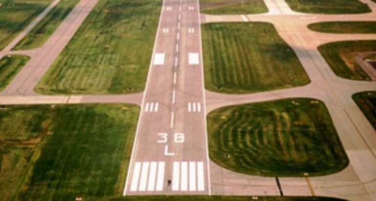 مطار القليعات: حاجة اقتصادية أم ضرورة سياسية؟