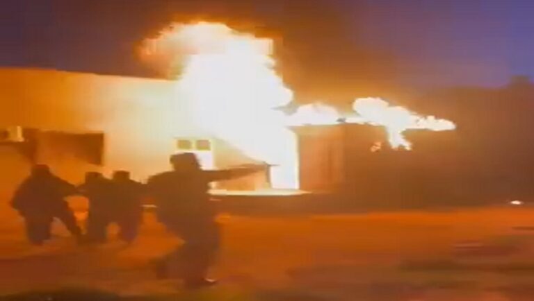 بالفيديو.. محتجون يغلقون طرقاً حيوية في طرابلس الليبية