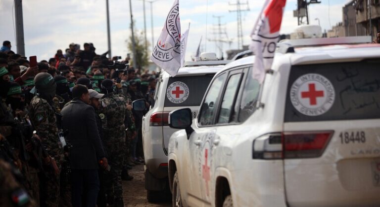 جيش الاحتلال يتسلم جثث الأسرى الأربعة