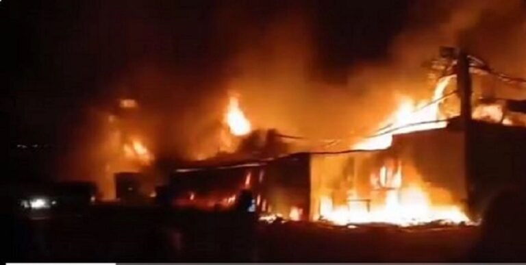احتراق منزل قرب محطة محروقات (فيديو وصور)