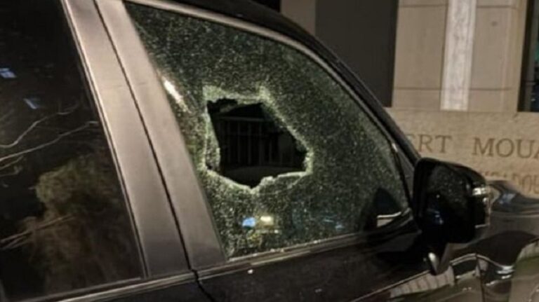 يسرق من داخل السيارات بعد كسر زجاجها.. في قبضة “الأمن”!