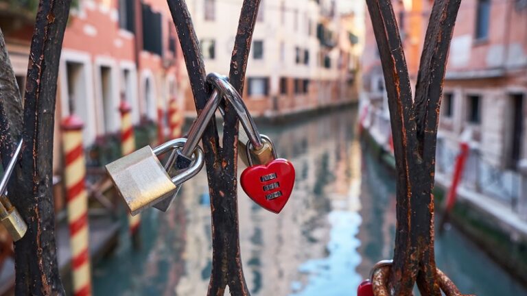 تقاليد عيد الحب حول العالم