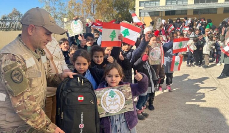 الجيش يوزّع حقائب مدرسية لتلامذة الجنوب