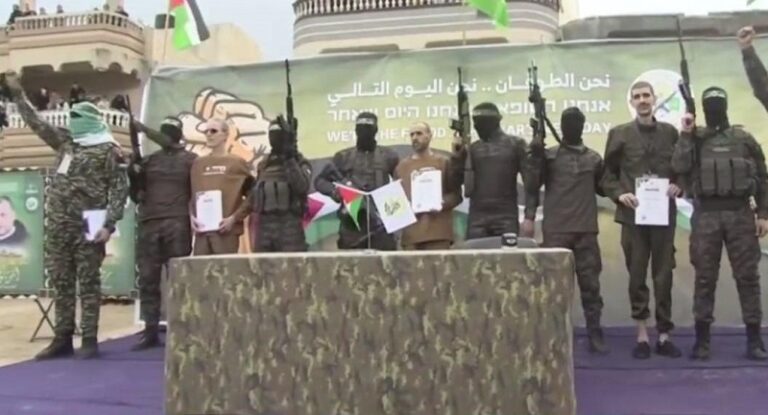 “القسام” تسلّم الأسرى الصهاينة إلى الصليب الأحمر (فيديو)