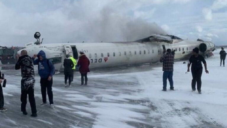 بالفيديو.. لحظة سقوط الطائرة الأميركية في مطار تورنتو