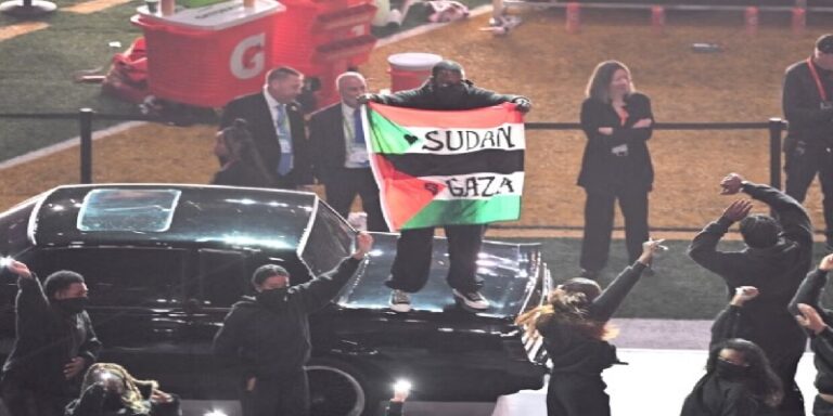 حمل علمي فلسطين والسودان فأوقفه الأمن الأميركي