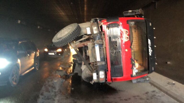 انقلاب شاحنة داخل أنفاق المطار