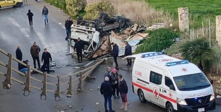 بالفيديو.. جرحى بحادث على جسر الأولي