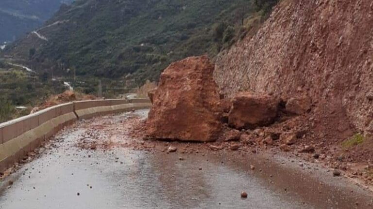 انهيار صخري يقطع طريق عيون السمك