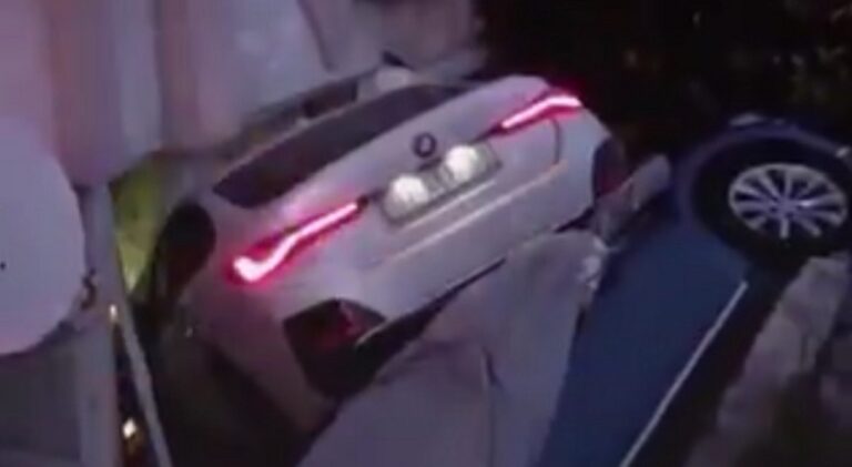 حاول الهروب من الشرطة.. فاصطدم بأحد المباني! (فيديو)