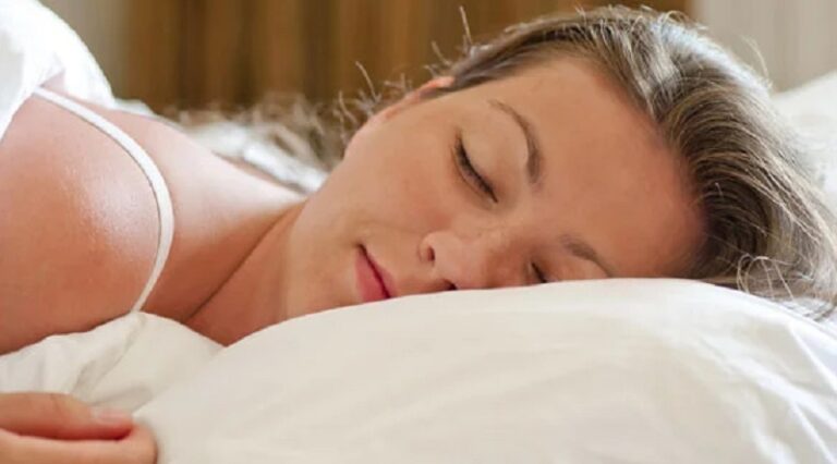 وضعية نوم تسرّع شيخوخة البشرة!