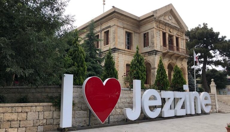 مجهولون يعتدون على تمثال للسيدة العذراء (صور)