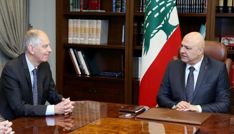 عون للسفير الفرنسي: للضغط على “إسرائيل” لوقف انتهاكاتها اليومية