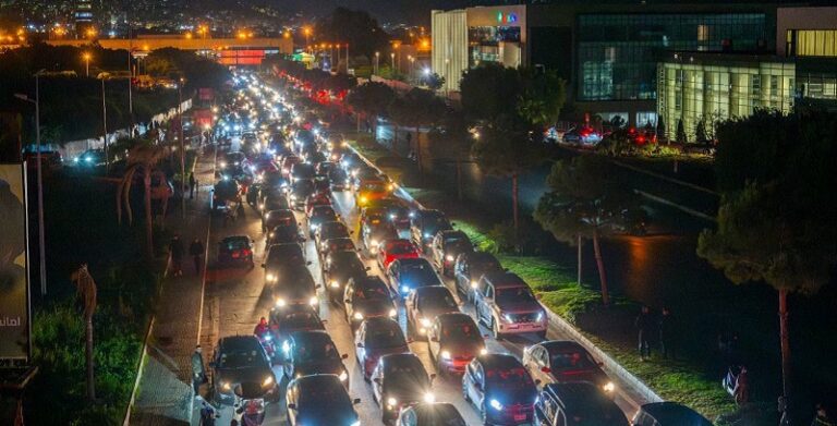 توتر كبير بين المواطنين والجيش على طريق المطار ليلاً (فيديو)