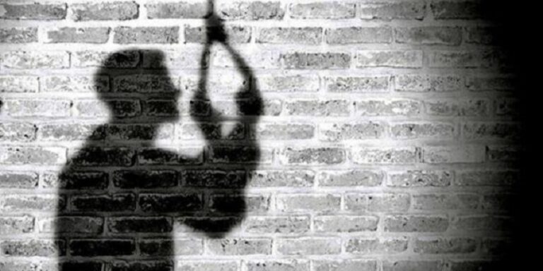 مشنوق داخل منزله!