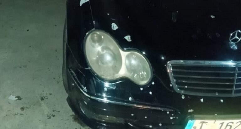 اشتعال سيارة بعد إطلاق النار عليها (فيديو)