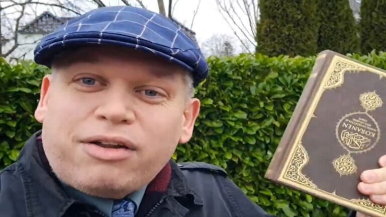 بالفيديو ـ دانماركي يحرق مصحفاً أمام السفارة التركية في كوبنهاغن