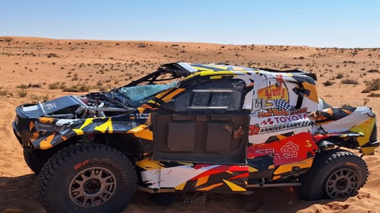 انقلاب سيارة أمير سعودي خلال مشاركته في سباق “رالي” (فيديو)