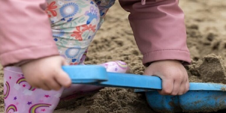 التراب يعزز مناعة الأطفال!