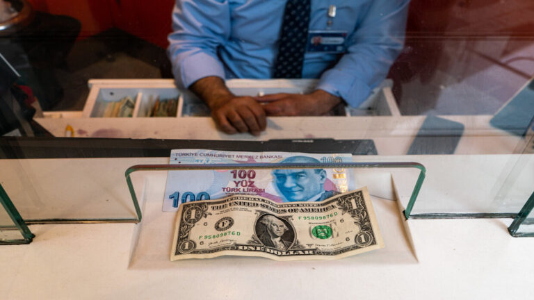 تراجع الليرة التركية إلى مستوى تاريخي