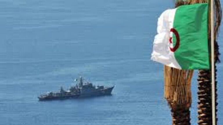 الجزائر: إنقاذ 32 مهاجراً غير شرعي