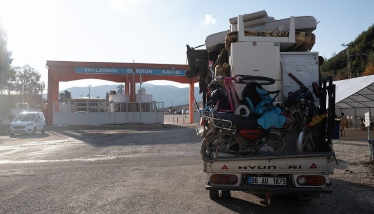 عدد السوريين العائدين عبر المنافذ البرية منذ سقوط الأسد