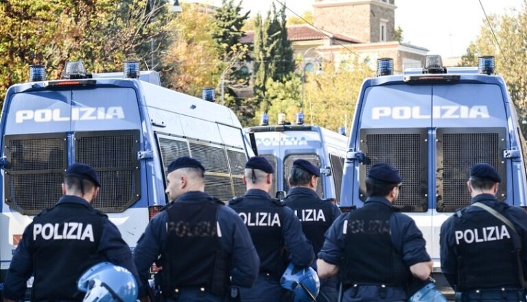 إيطاليا تعتقل 130 شخصاً