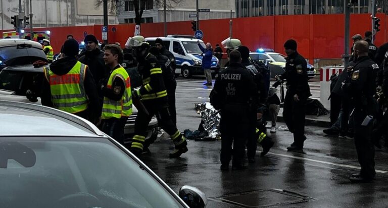 سيارة تدهس حشداً من الناس في ميونيخ (صور+ فيديو)