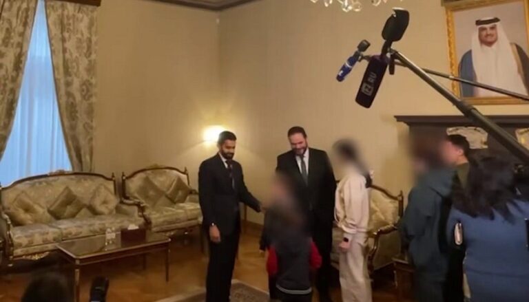روسيا تسلّم أوكرانيا 8 أطفال بوساطة قطر (فيديو)