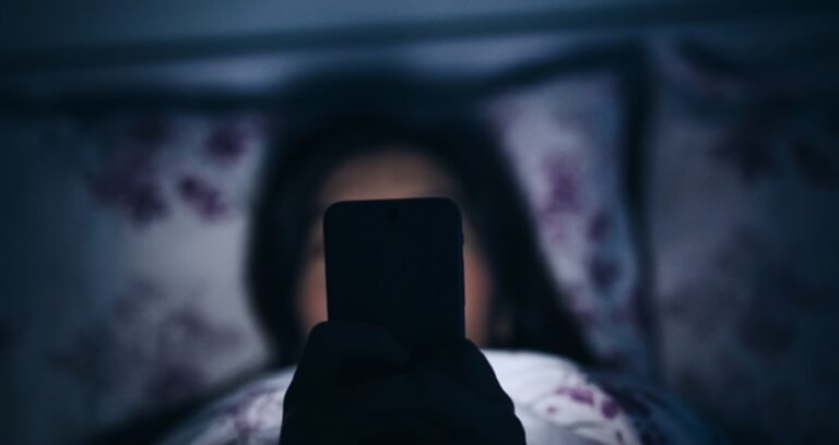 هل يتجسس عليك أحد عبر هاتفك؟