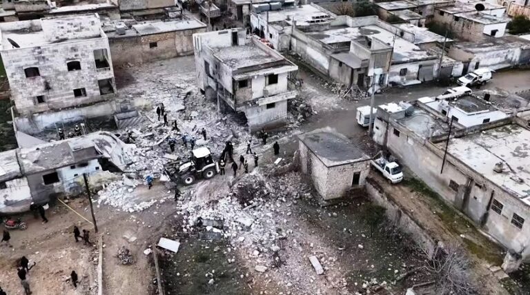 مقتل 8 مدنيين بانفجار ذخائر من مخلفات الحرب في إدلب (فيديو)