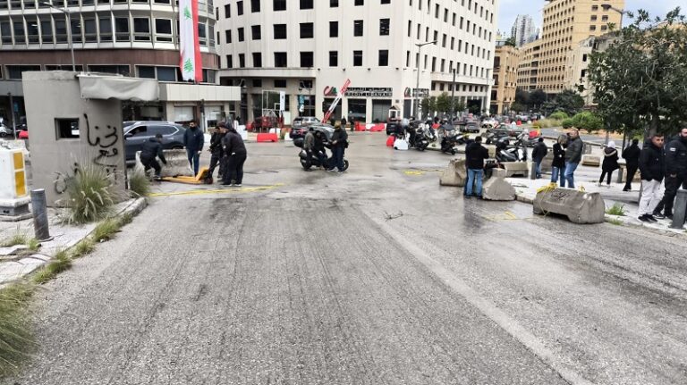 إزالة الحواجز الأسمنتية والأسلاك الشائكة في محيط السرايا الحكومية (صور)