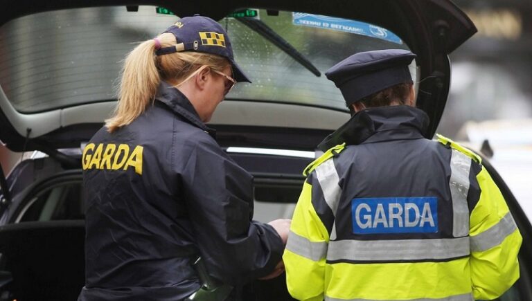 إصابة 3 أشخاص في هجوم بسكين في إيرلندا