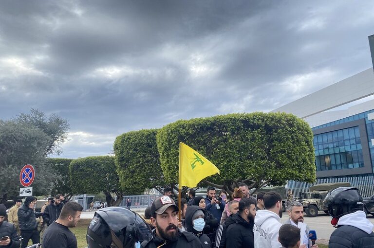 اعتصام أمام مطار بيروت ضد تصريحات المبعوثة الأميركية