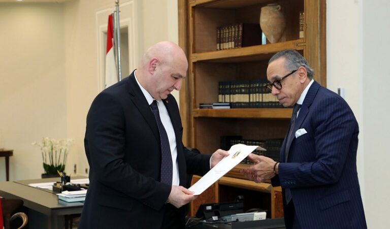 عون يتسلم رسالة خطية من السيسي للمشاركة في القمة العربية بالقاهرة