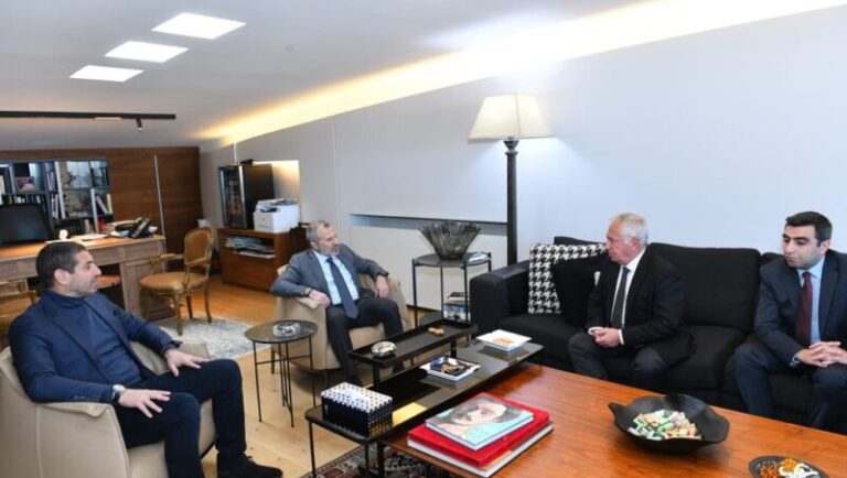 باسيل يتسلّم دعوة للمشاركة في تشييع الأمينين العامين لـ”حزب الله”