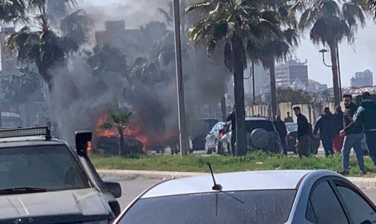 استهداف سيارة على كورنيش صيدا.. وشهيد (فيديو)