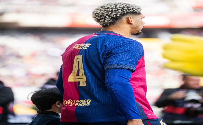 “ضمن الإحتفال بعام الثعبان”.. اللغة الصينية تظهر على قمصان لاعبي برشلونة