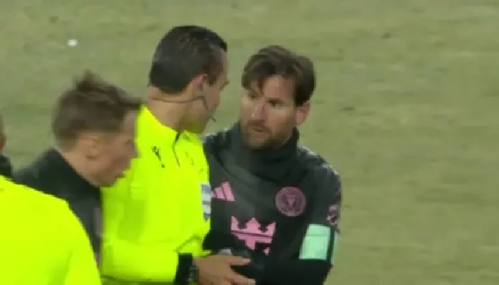 الكونكاكاف يعاقب حكماً لطلبه توقيع ميسي