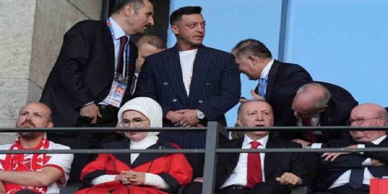 أوزل يدخل عالم السياسة من بوابة حزب العدالة والتنمية