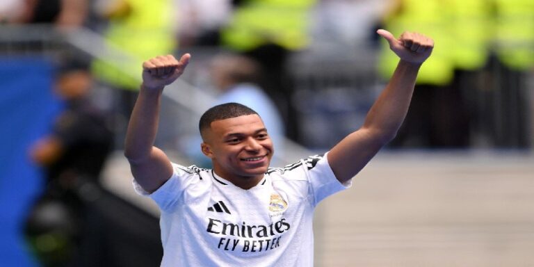 مبابي يتوج بجائزة أفضل لاعب لشهر كانون الثاني