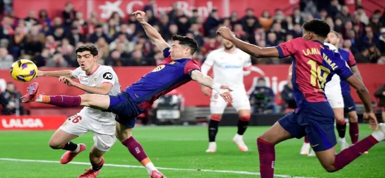 برشلونة يهزم أشبيلية برباعية ويواصل ضغطه على قطبي مدريد