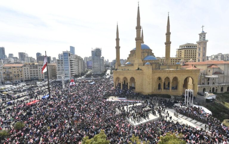 بحر أزرق في ساحة الشهداء (صور)
