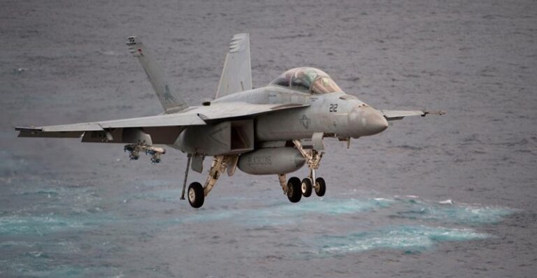 بالفيديو.. طائرة عسكرية صينية كادت أن تتسبب في كارثة!