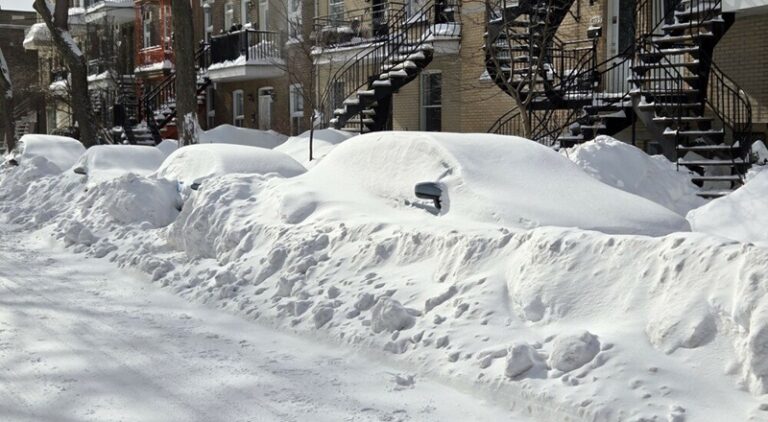الثلوج تغمر مونتريال الكندية (فيديو)