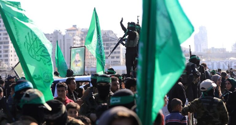 قائد “كتيبة الشاطئ” في “القسام” الذي أعلن الاحتلال اغتياله يسلّم الأسير الأميركي!