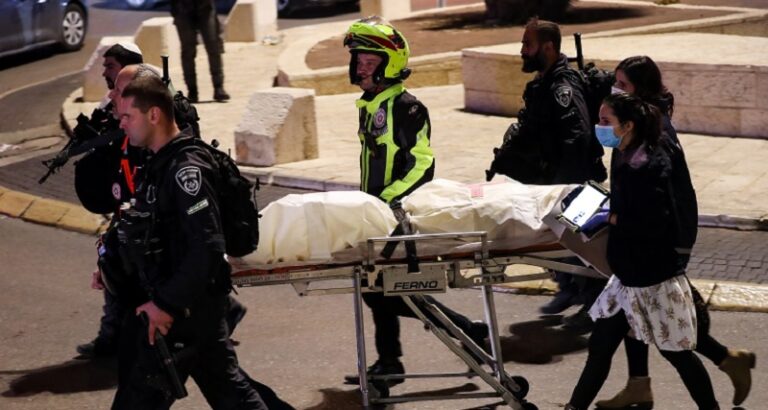 مقتل مستوطن وإصابة آخرين بانقلاب حافلة في بئر السبع