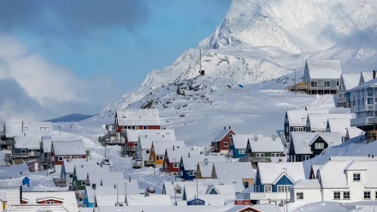 رئيس وزراء غرينلاند متحدياً ترامب: لا يمكن شراء الجزيرة