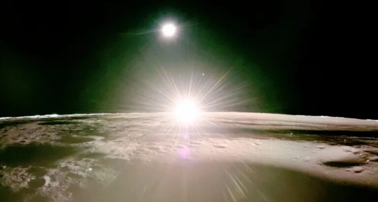 بالصور.. “الغروب القمري” بمشهد مذهل!