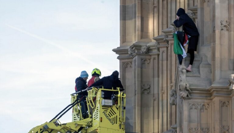 رجل يحمل علم فلسطين على برج إليزابيث! (فيديو)